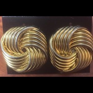 Women Earrings. New.